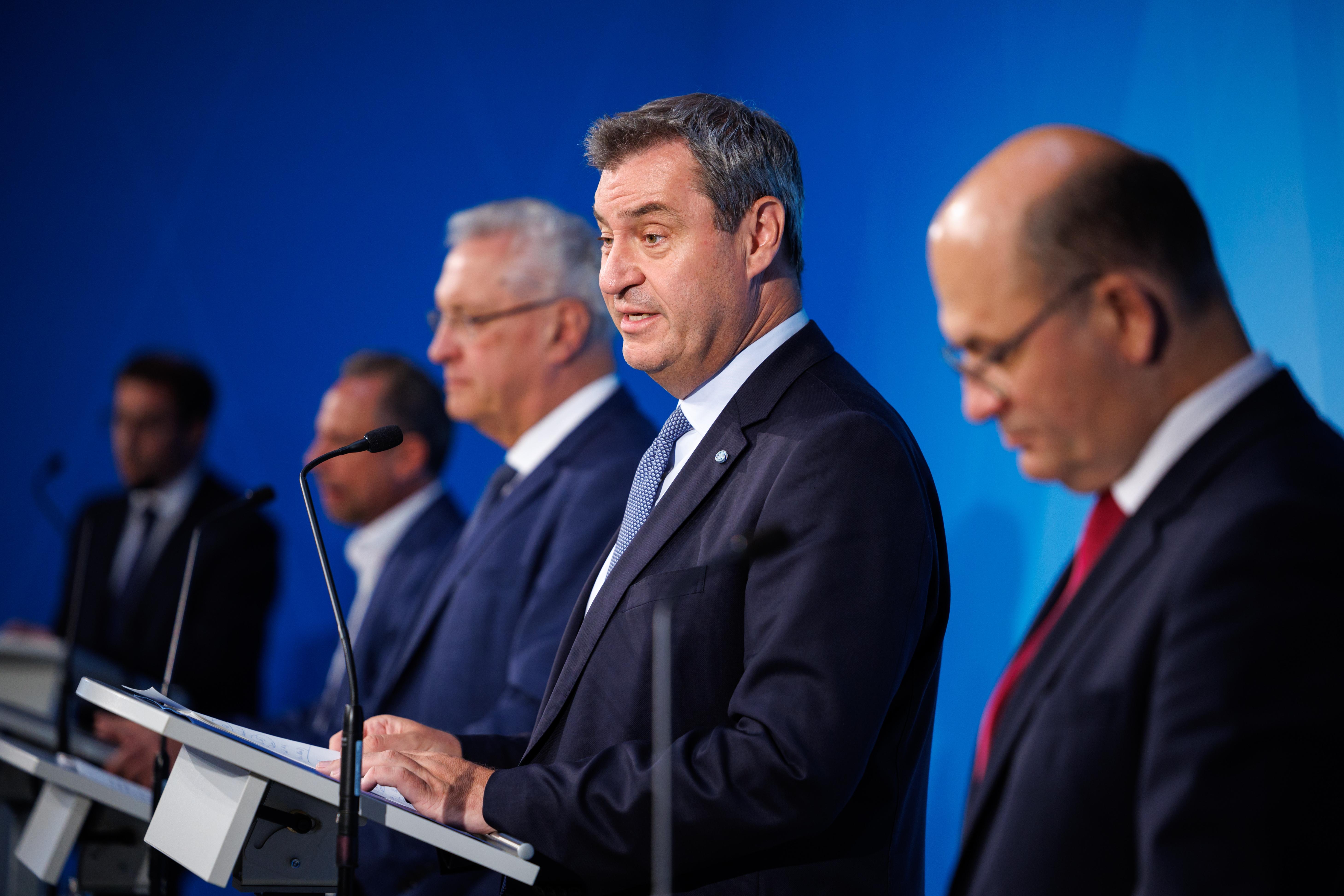 Markus Söder (CSU), Parteivorsitzender und Ministerpräsident von Bayern, spricht am 04.06.2024 nach einer Sitzung vom Kabinett in der bayerischen Staatskanzlei auf der Pressekonferenz im Prinz-Carl-Palais in München (Bayern) zwischen Joachim Herrmann (CSU), Innenminister von Bayern, und Albert Füracker (CSU), Finanzminister von Bayern.