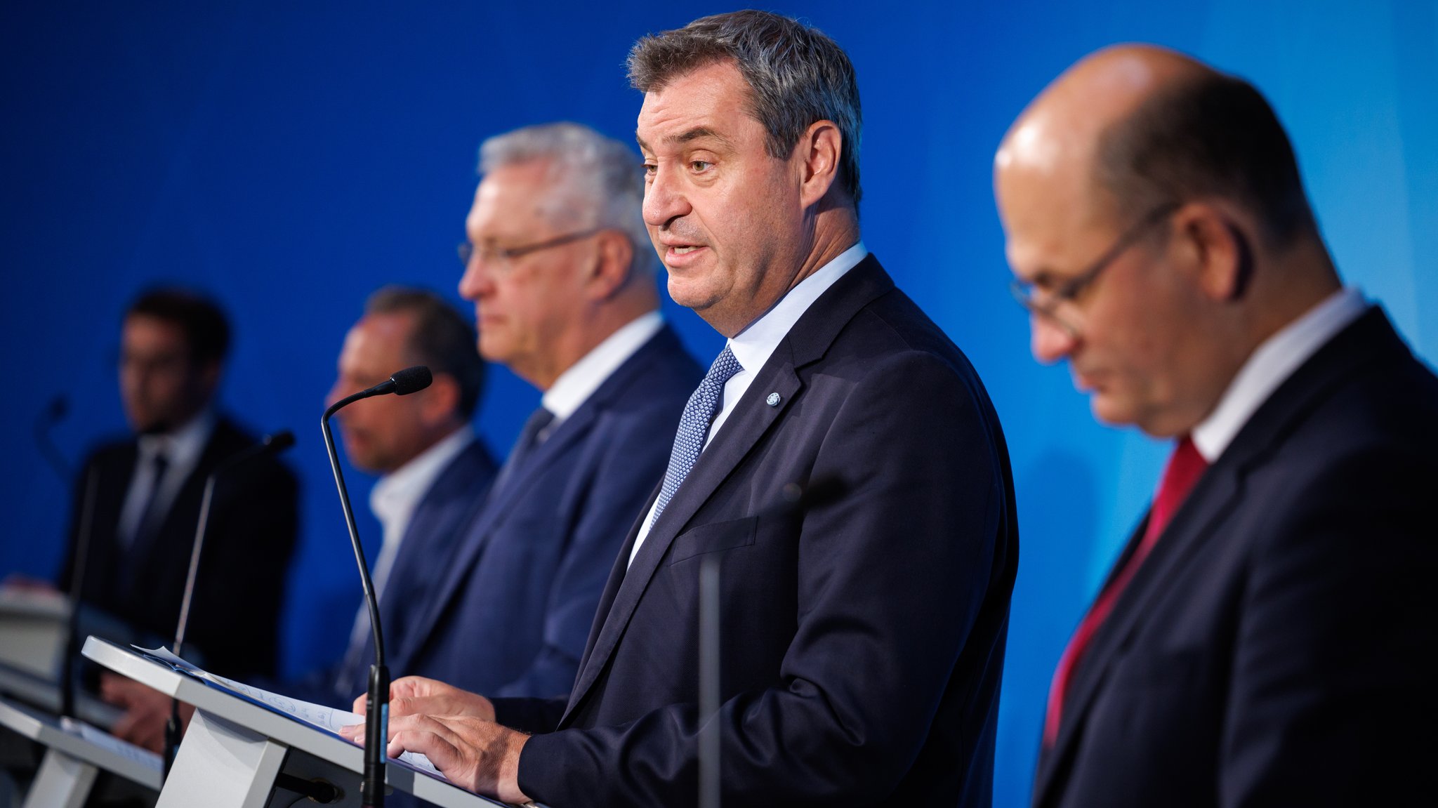 Markus Söder (CSU), Parteivorsitzender und Ministerpräsident von Bayern, spricht am 04.06.2024 nach einer Sitzung vom Kabinett in der bayerischen Staatskanzlei auf der Pressekonferenz im Prinz-Carl-Palais in München (Bayern) zwischen Joachim Herrmann (CSU), Innenminister von Bayern, und Albert Füracker (CSU), Finanzminister von Bayern.