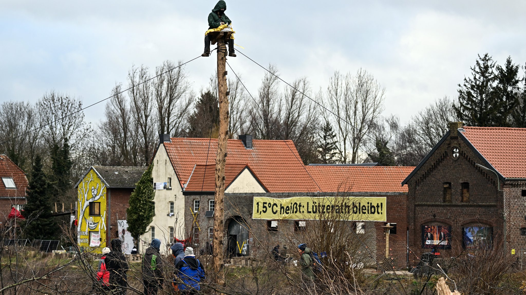 09.01.23: Ein Aktivist sitzt auf einem sogenannten Monopod in Lützerath. Der Ort soll zur Erweiterung des Braunkohletagebaus abgebaggert werden.