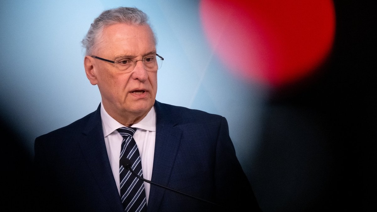 07.02.2023, Bayern, München: Joachim Herrmann (CSU), Innenminister von Bayern, nimmt nach einer Kabinettssitzung an einer Pressekonferenz teil. Foto: Sven Hoppe/dpa +++ dpa-Bildfunk +++