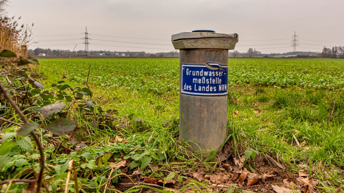Eine Grundwassermessstelle des Landes NRW an einem Feld in der Nähe von Meerbusch ( Rhein-Kreis Neuss NRW ). Das Grundwasser in Deutschland ist teilweise zu hoch mit Nitrat belastet.