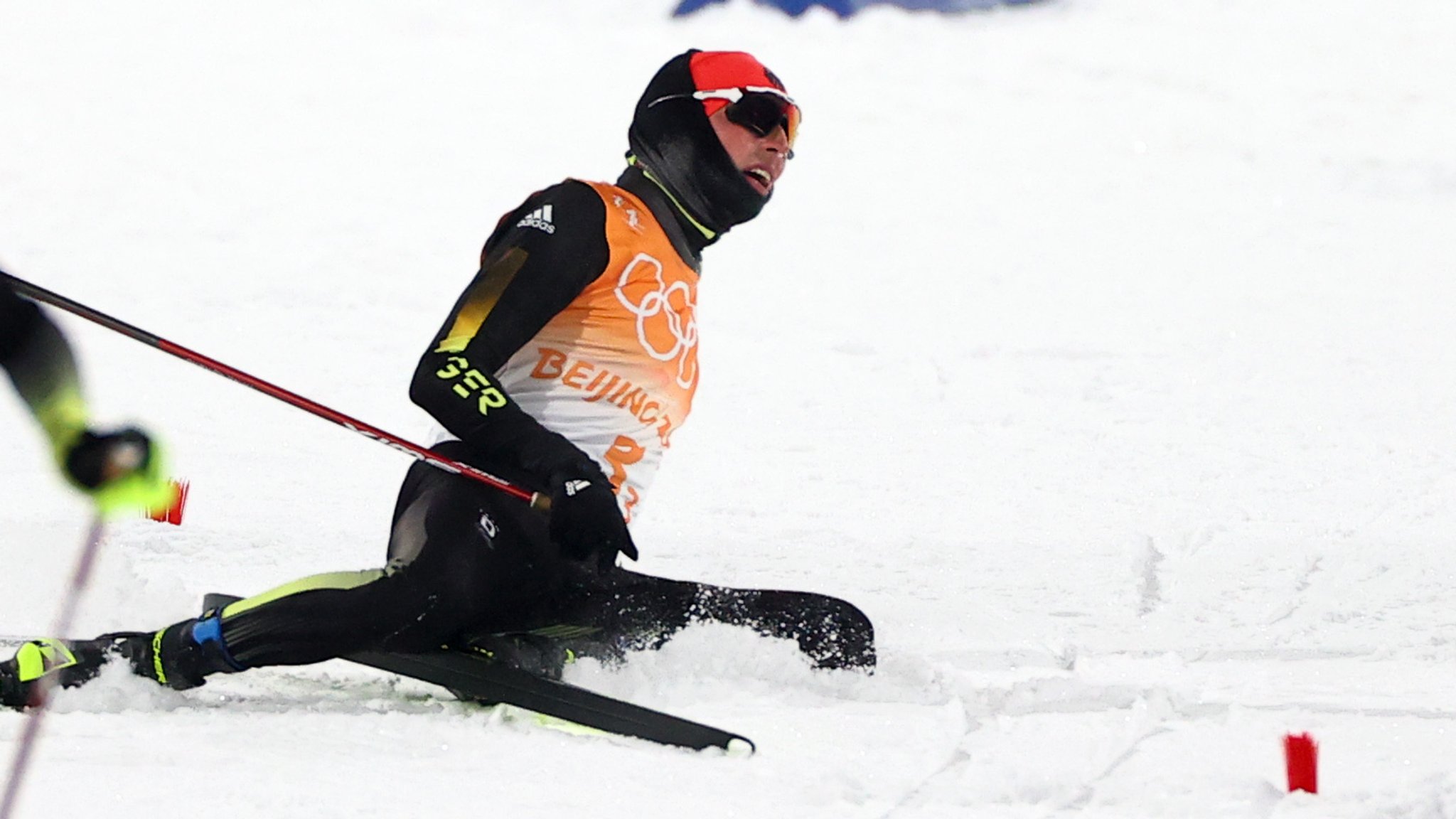 Eric Frenzel bricht nach 5km Langlauf-Sprint zusammen.