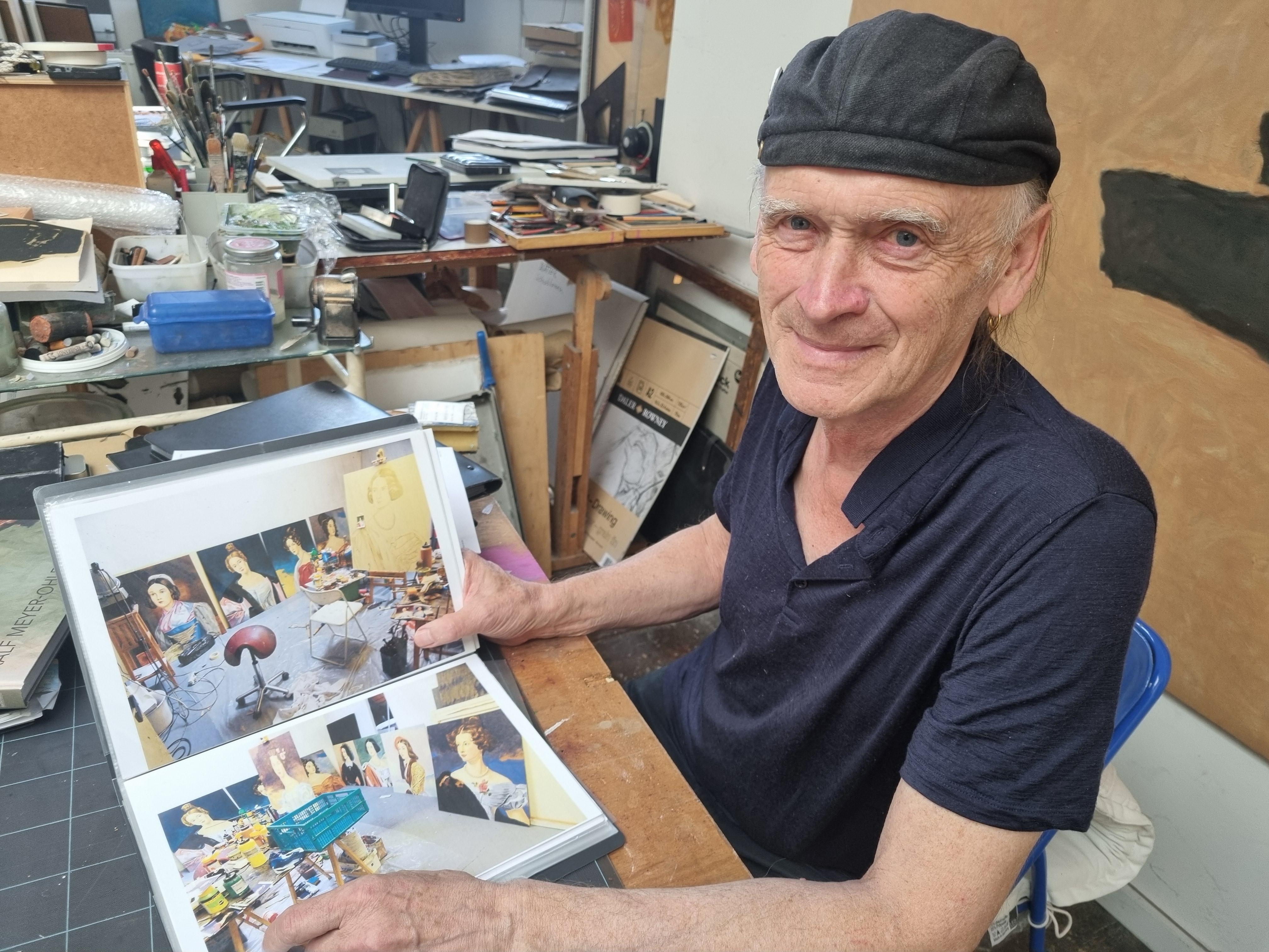 Der Künstler Ralf Meyer-Ohlenhof in seinem Atelier in Schwabing 