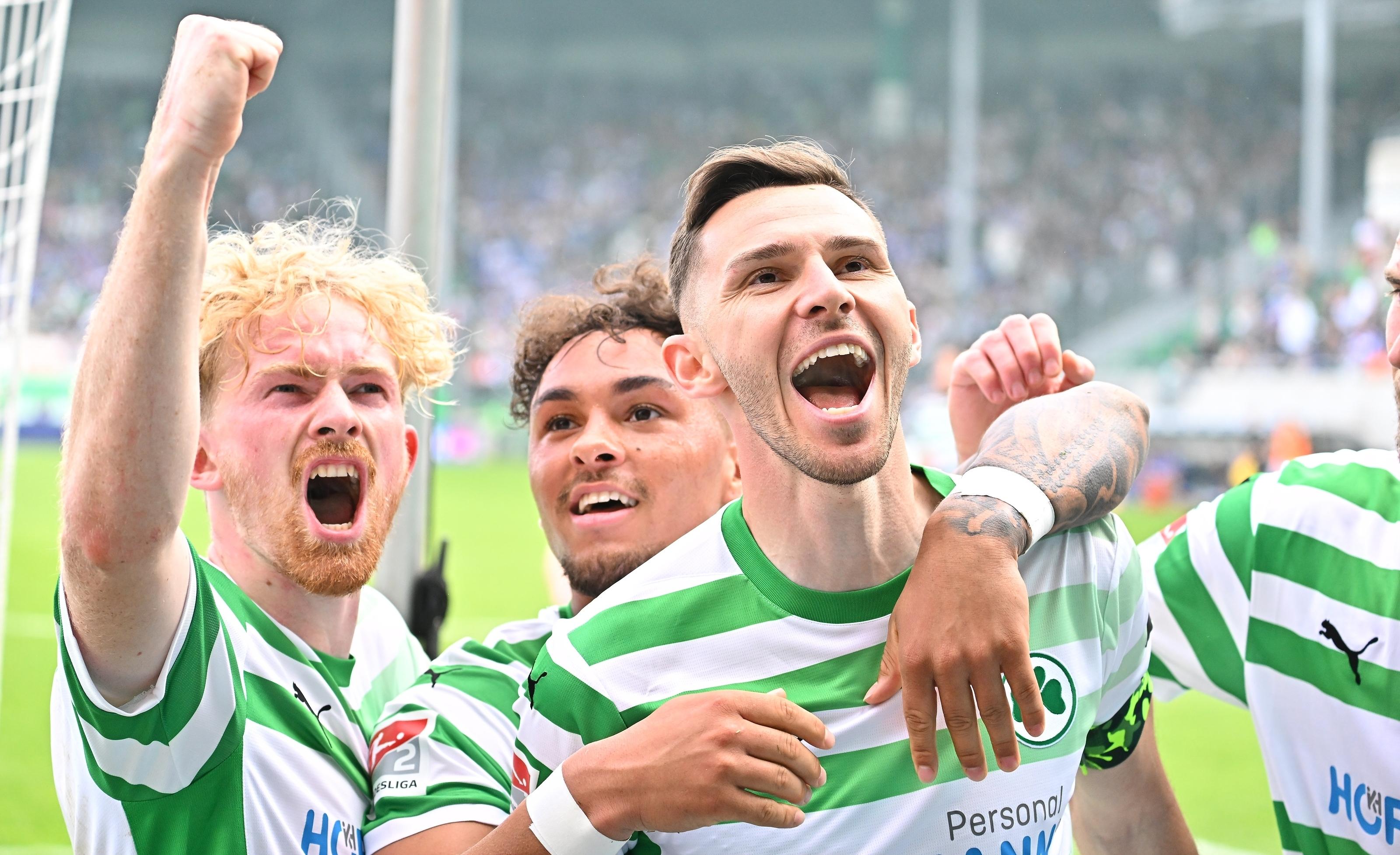 Branimir Hrgota bejubelt mit seinen Teamkollegen den Führungstreffer gegen Schalke