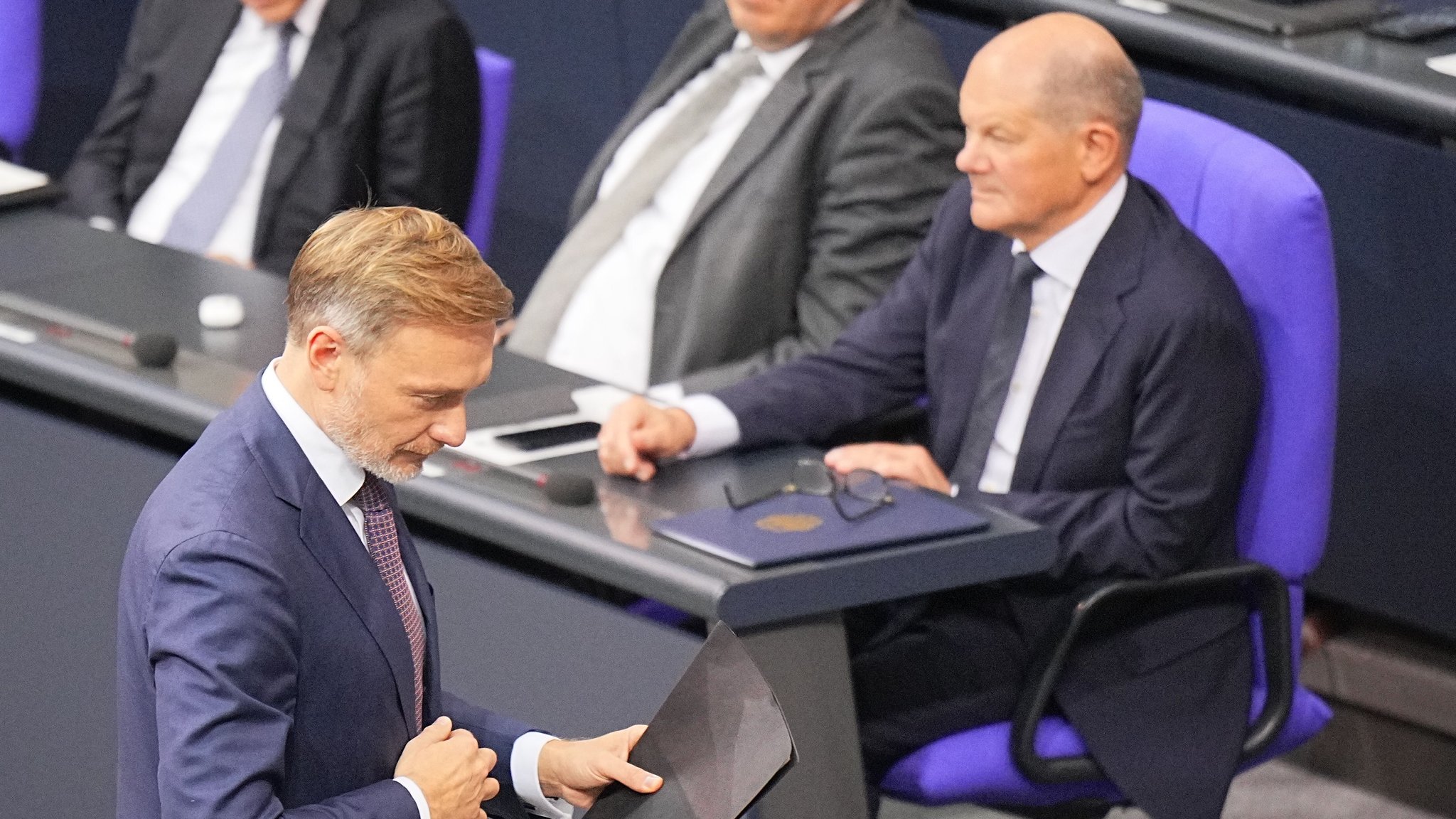 Lindner und Scholz im Bundestag ohne Blickkontakt | Bild: picture alliance/dpa | Michael Kappeler Lindner und Scholz im Bundestag ohne Blickkontakt