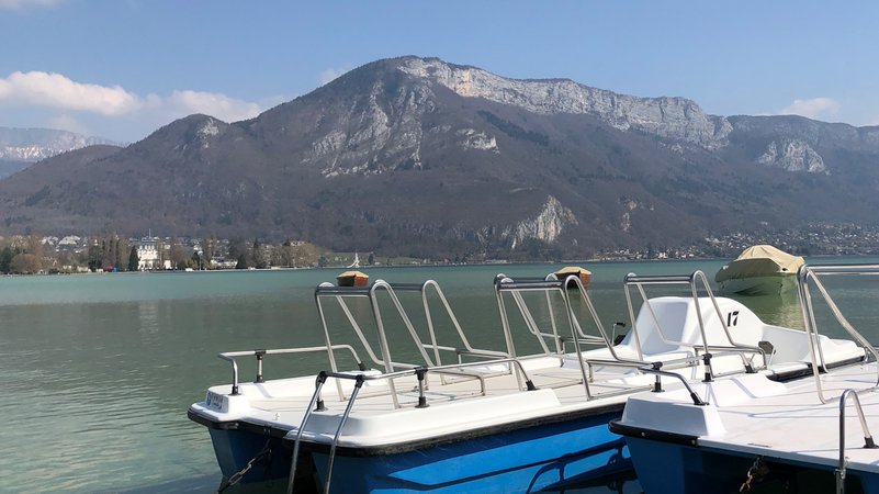 Zwei Boote auf dem Lac d`Annecy.