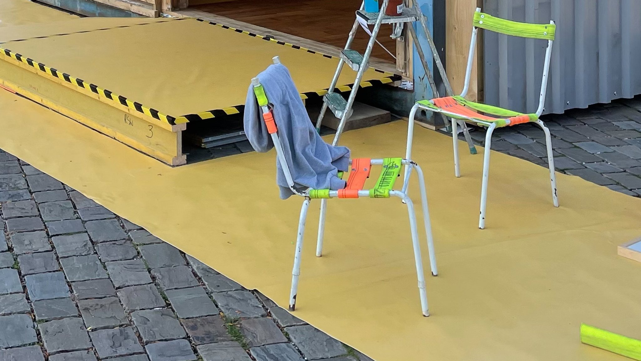  Die Stühle hat Johannes Daiberl mit seinen Brüdern selbst gebaut – die Sitzflächen sind aus Feuerwehrschläuchen von der Feuerwehr München. 