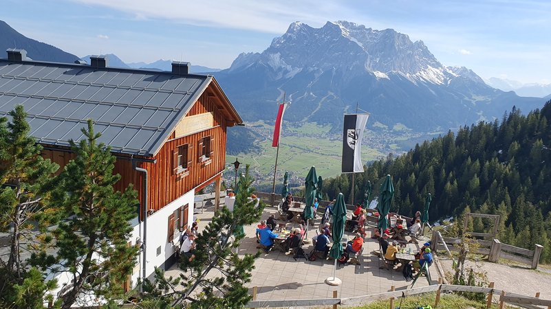 Von der Wolfratshauser Hütte blickt man auf das Wettersteingebirge mit der Zugspitze. | Bild: DAV / Peter Taubert Von der Wolfratshauser Hütte blickt man auf das Wettersteingebirge mit der Zugspitze.