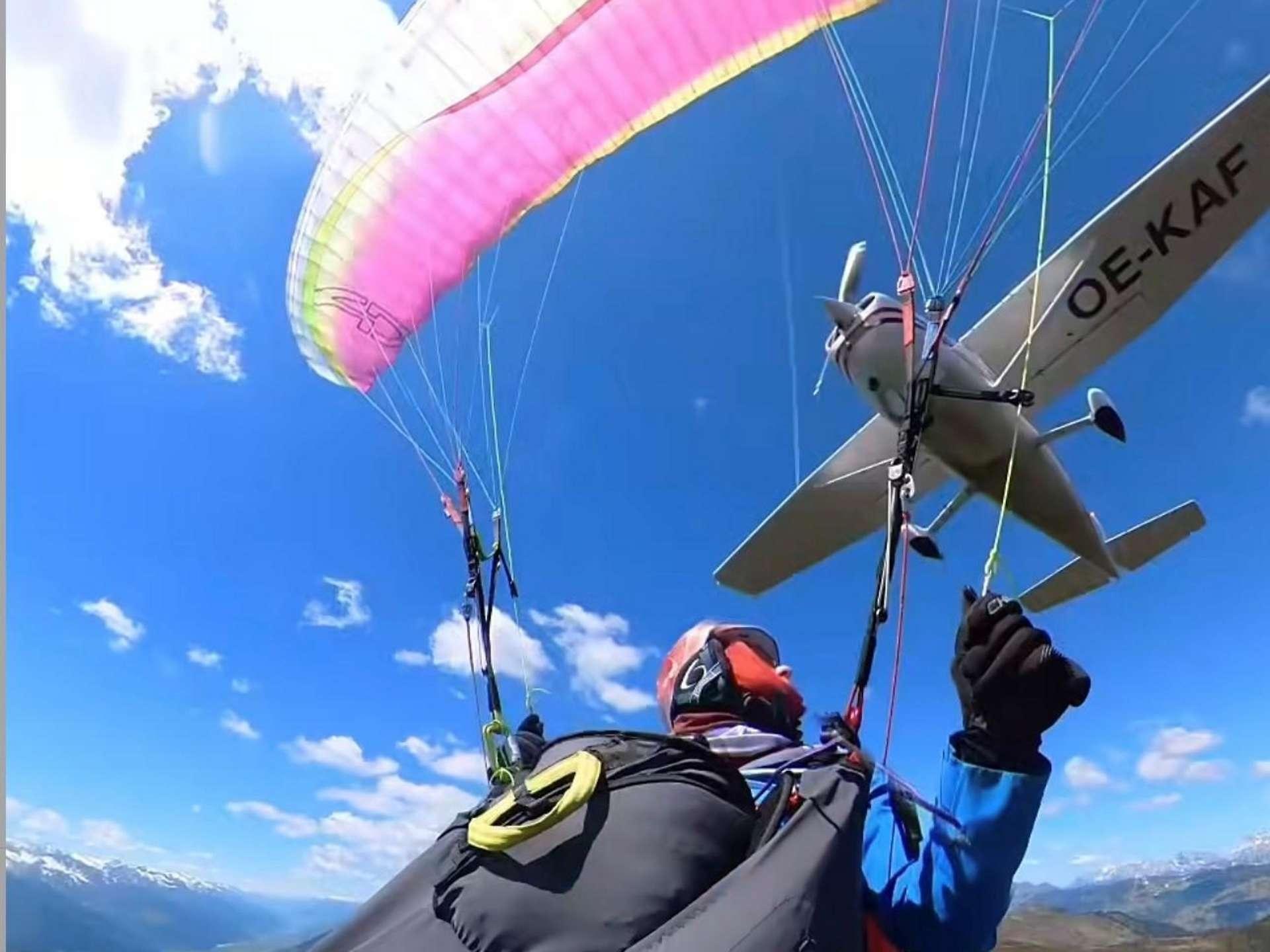 Auf dem Instagram-Video der Paragliderin ist zu sehen, wie das Kleinflugzeug in den Gleitschirm der Frau fliegt.