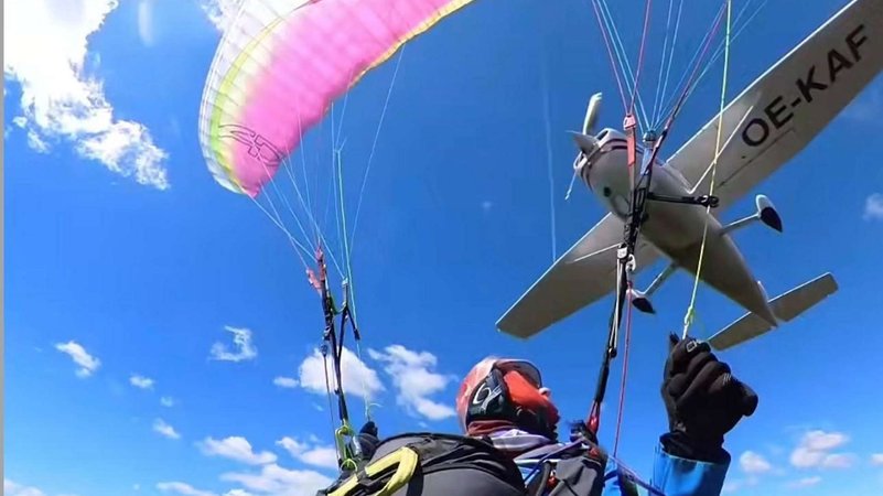 Auf dem Instagram-Video der Paragliderin ist zu sehen, wie das Kleinflugzeug in den Gleitschirm der Frau fliegt. | Bild: Instagram/sab_thi Auf dem Instagram-Video der Paragliderin ist zu sehen, wie das Kleinflugzeug in den Gleitschirm der Frau fliegt.