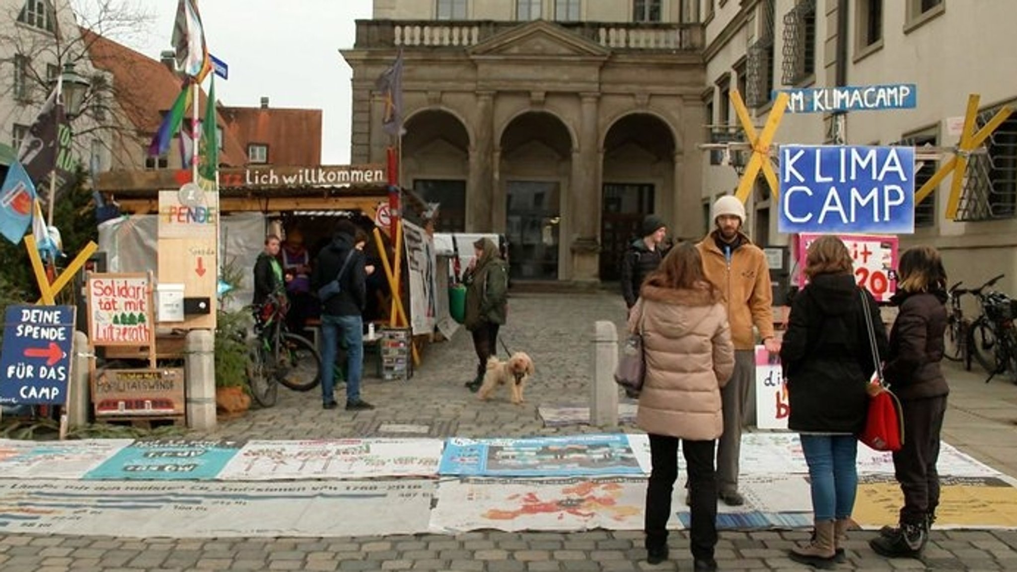 Klimademonstranten in Augsburg mit Transparenten. 