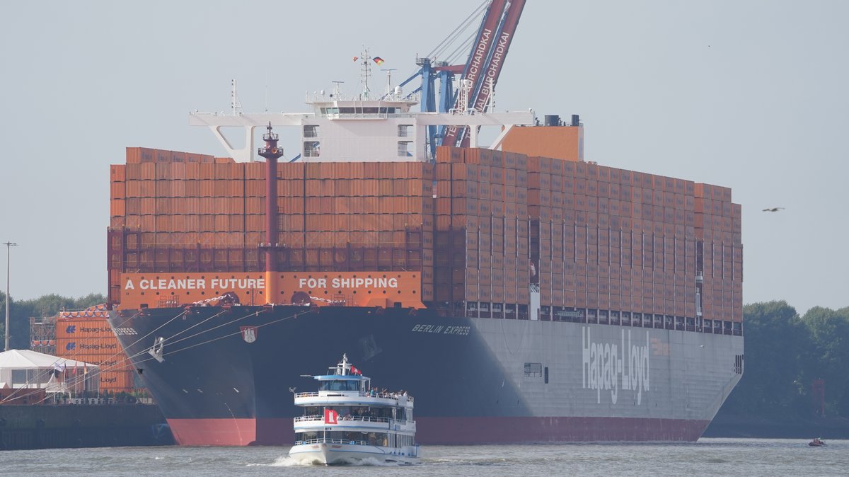 Containerschiff der Hamburger Reederei Hapag-Lloyd