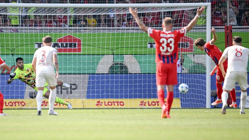 Paul Wanner trifft für Heidenheim gegen den FC Augsburg | Bild: picture-alliance/dpa Paul Wanner trifft für Heidenheim gegen den FC Augsburg