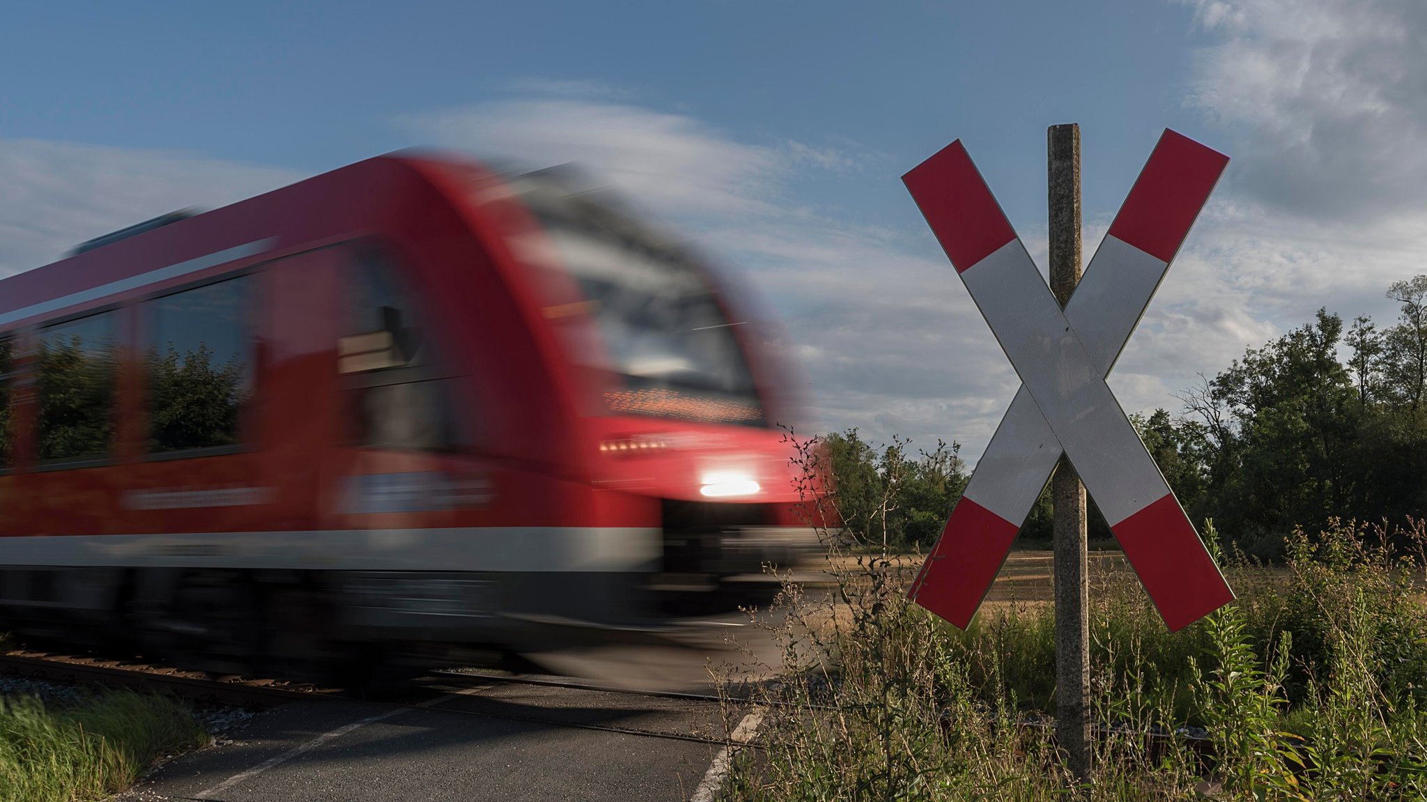 Symbolbild: Unbeschrankter Bahnübergang