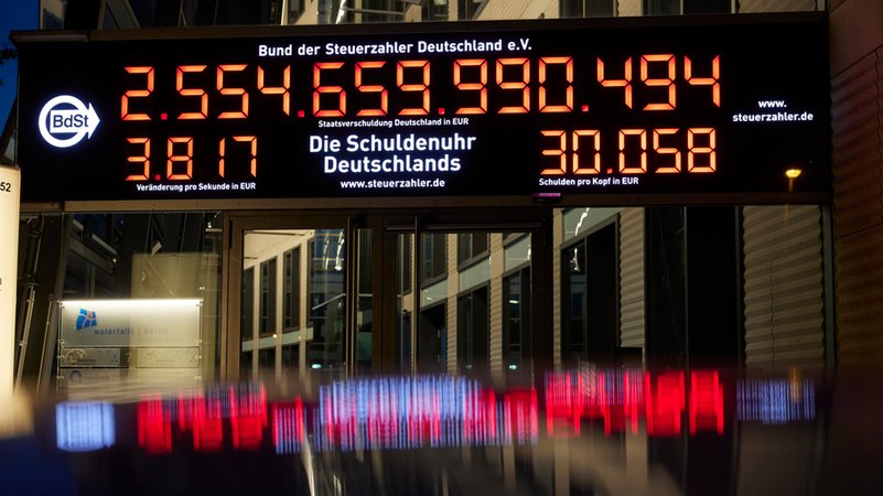 Berlin: Blick auf die sogenannte "Schuldenuhr" vom Bund der Steuerzahler Deutschland