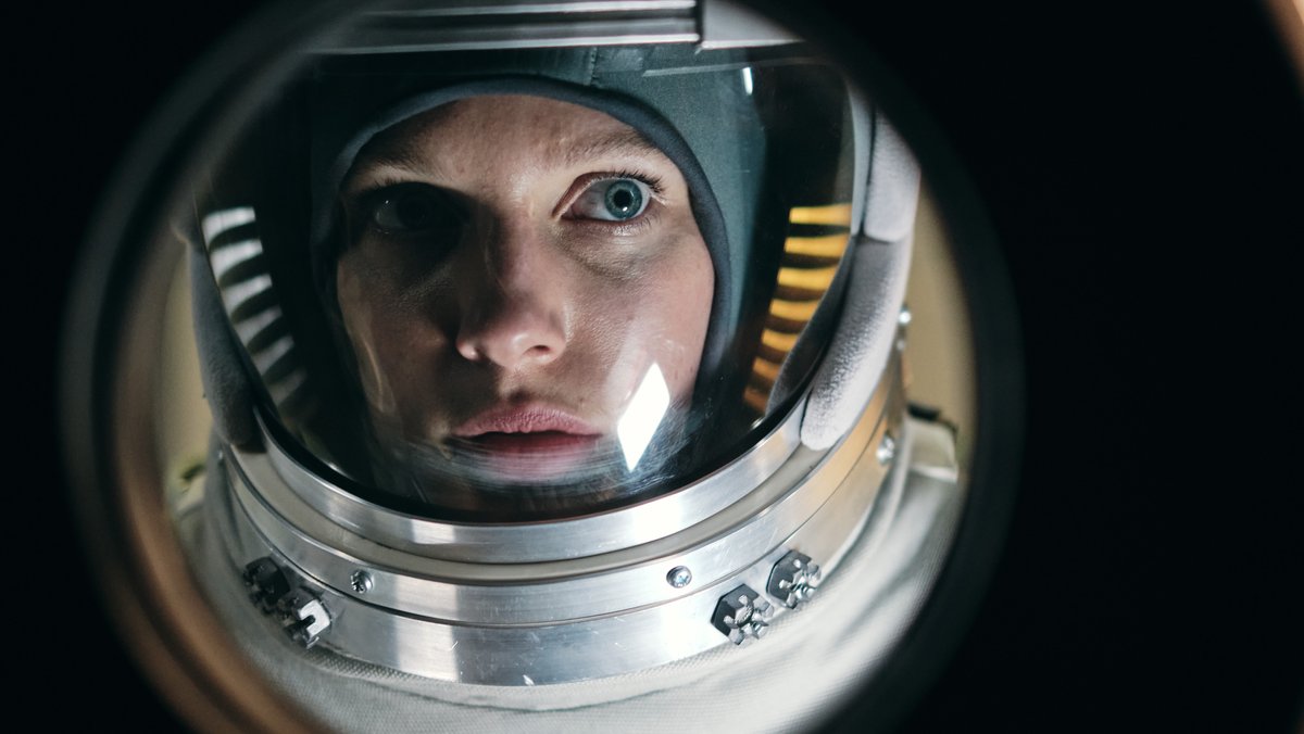 Julia Franz Richter als Soldatin im All, die auf die Raumstation "Rubikon" geschickt wird.