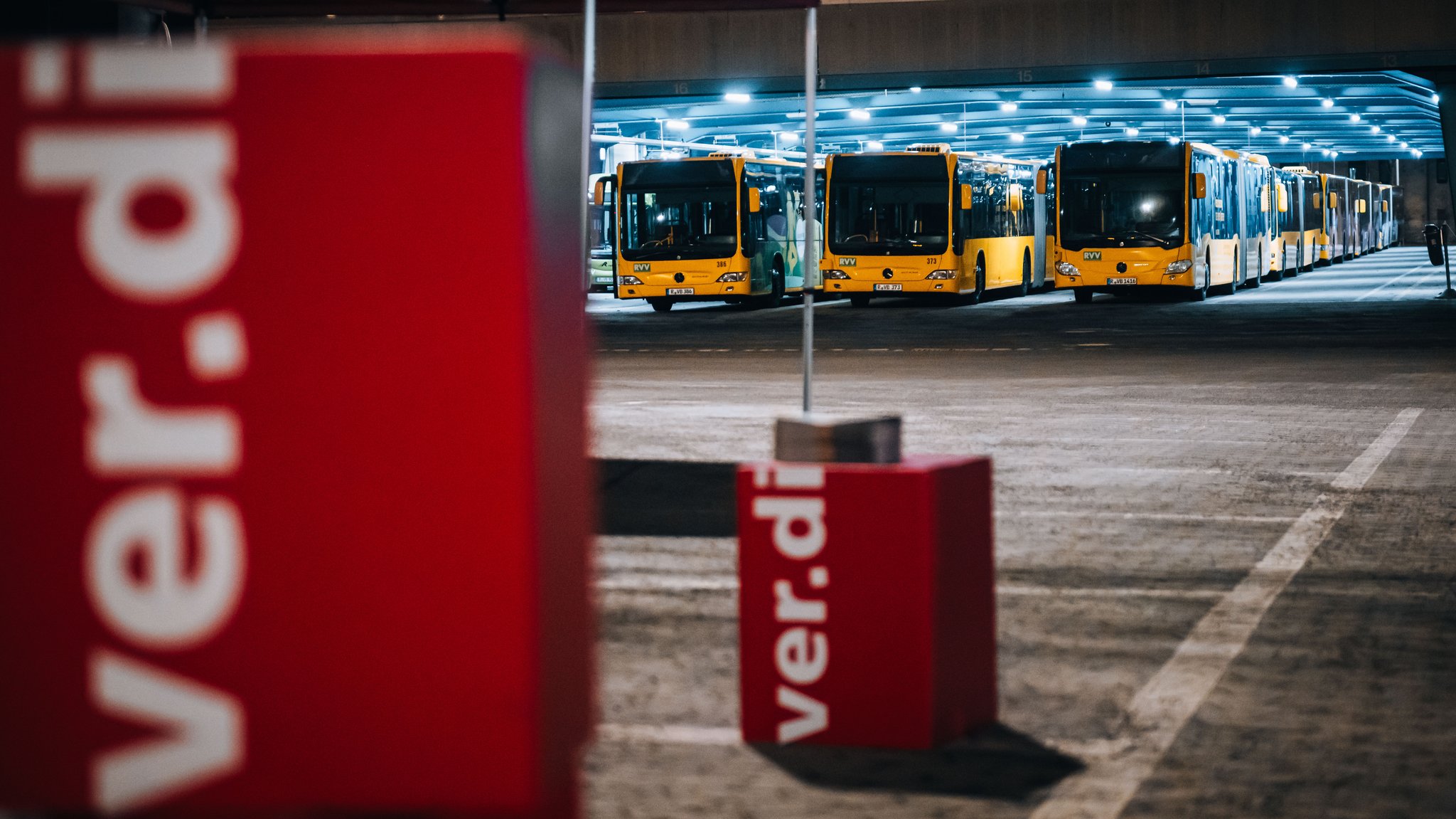Busdepot in Regensburg - Verdi kündigt weitere Warnstreiks in Bayern an | Bild: NEWS5 / Sebastian Pieknik Busdepot in Regensburg - Verdi kündigt weitere Warnstreiks in Bayern an