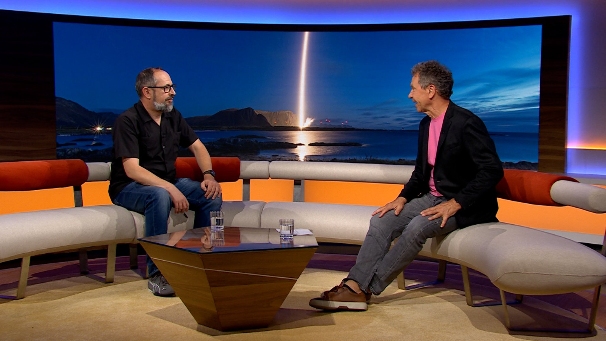 Abendschau-Moderator Roman Roell (re.) im Gespräch mit BR-Raumfahrtexperte Stephan Lina | Bild: BR Abendschau-Moderator Roman Roell (re.) im Gespräch mit BR-Raumfahrtexperte Stephan Lina