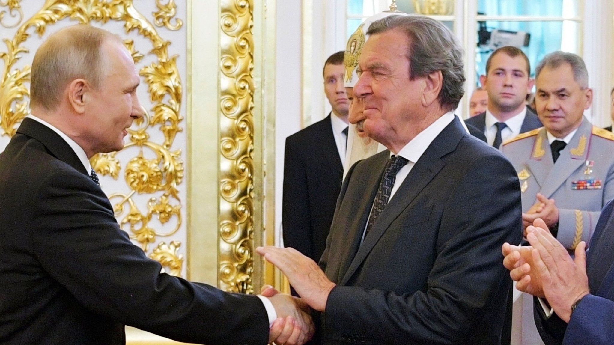 Wladimir Putin empfängt Gerhard Schröder 2018 zu seiner abermaligen Amtseinführung als russischer Präsident im Kreml. | Bild: picture alliance/AP Photo | Alexei Druzhinin Wladimir Putin empfängt Gerhard Schröder 2018 zu seiner abermaligen Amtseinführung als russischer Präsident im Kreml.