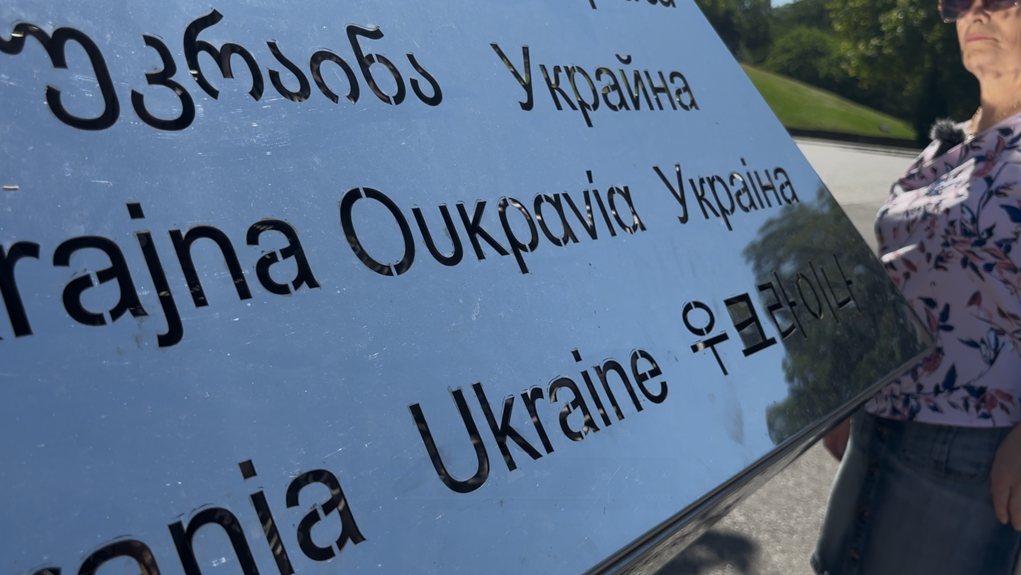 Ein Denkmal auf dem das Wort "Ukraine" in verschiedenen Sprachen steht.