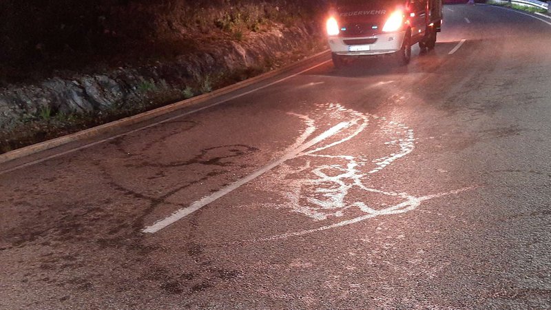 Die Ölspuren auf der B307 | Bild: Polizei Oberbayern Süd Die Ölspuren auf der B307