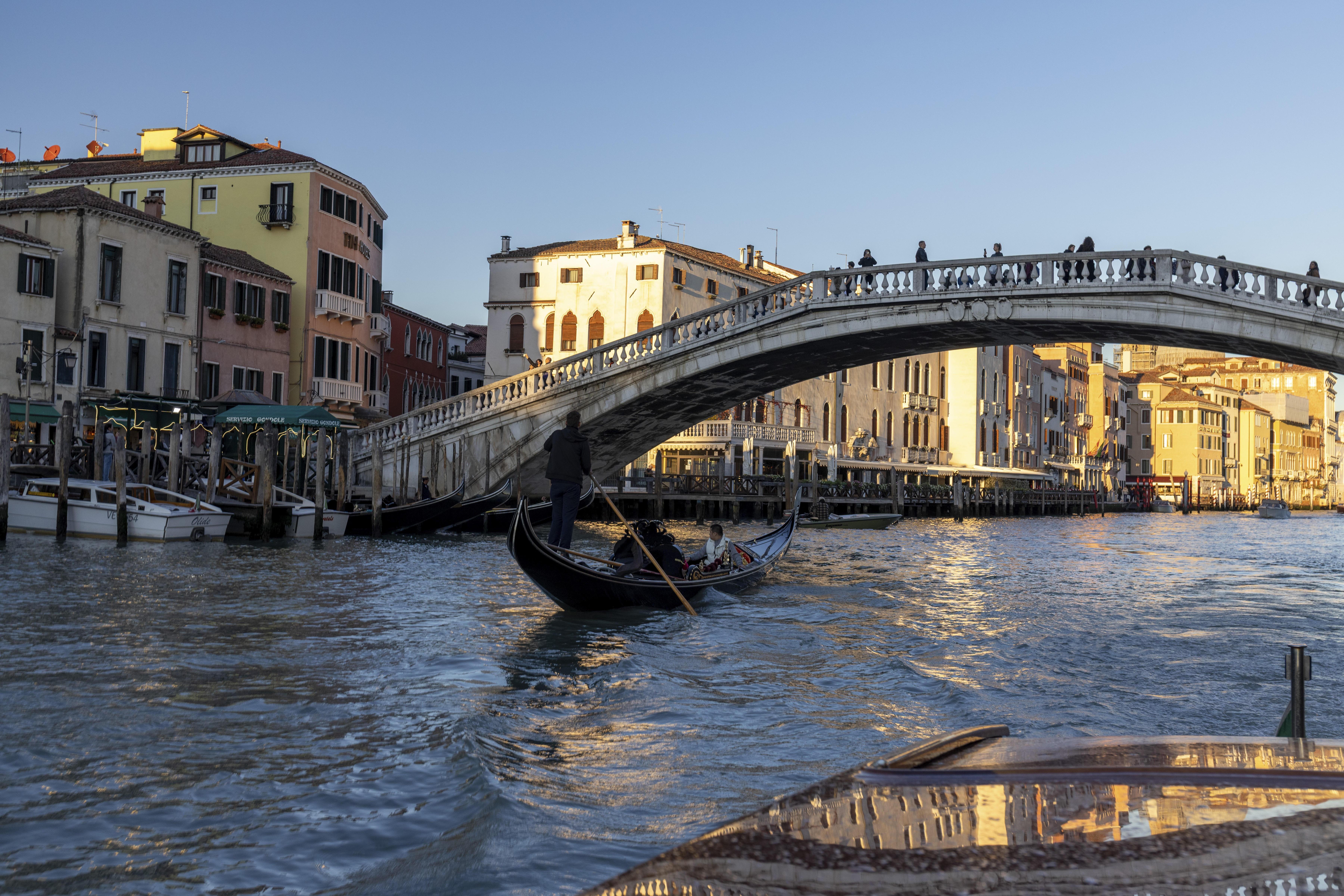 Gondoliere an der Ponte degli Scalzi, Scalzi-Brücke, Canal Grande, Venedig, Italien