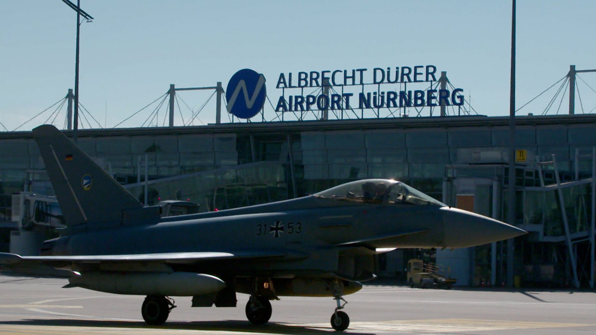 Ein Eurofighter steht auf dem Rollfeld am Airport Nürnberg.