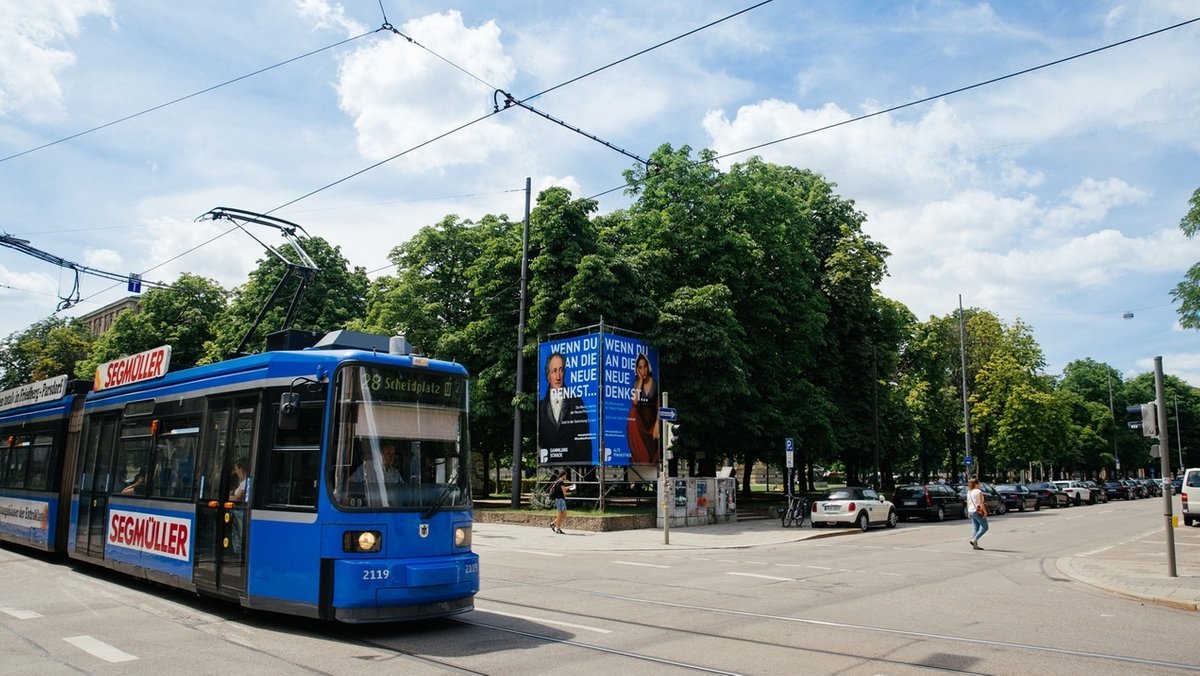 Münchner Tram in der Türkenstraße vor der Neuen Pinakothek.