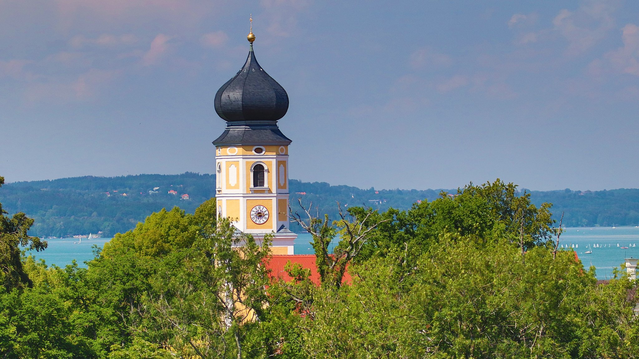 Blick vom Binselberg auf Kloster Bernried und Starnberger See.