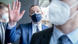 10.06.21: Jens Spahn (CDU), Bundesminister für Gesundheit, verabschiedet sich mit Maske nach der regelmäßigen Pressekonferenz zur Corona-Lage. | Bild:pa/dpa/Michael Kappeler