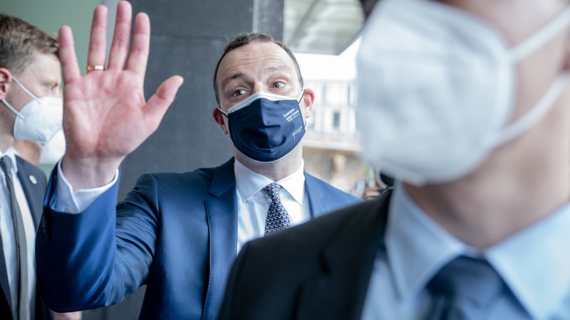 10.06.21: Jens Spahn (CDU), Bundesminister für Gesundheit, verabschiedet sich mit Maske nach der regelmäßigen Pressekonferenz zur Corona-Lage.