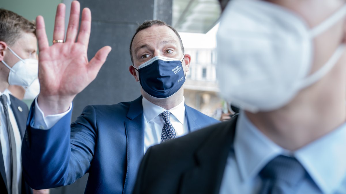 10.06.21: Jens Spahn (CDU), Bundesminister für Gesundheit, verabschiedet sich mit Maske nach der regelmäßigen Pressekonferenz zur Corona-Lage.