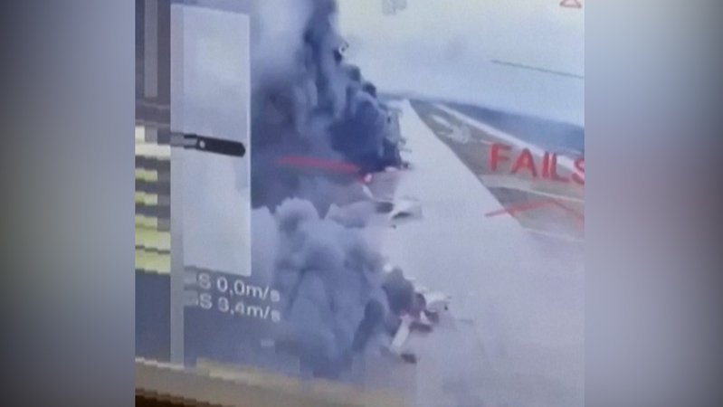 Brennende Flugzeuge in Russland nach ukrainischem Drohnenangriff | Bild: BR Brennende Flugzeuge in Russland nach ukrainischem Drohnenangriff
