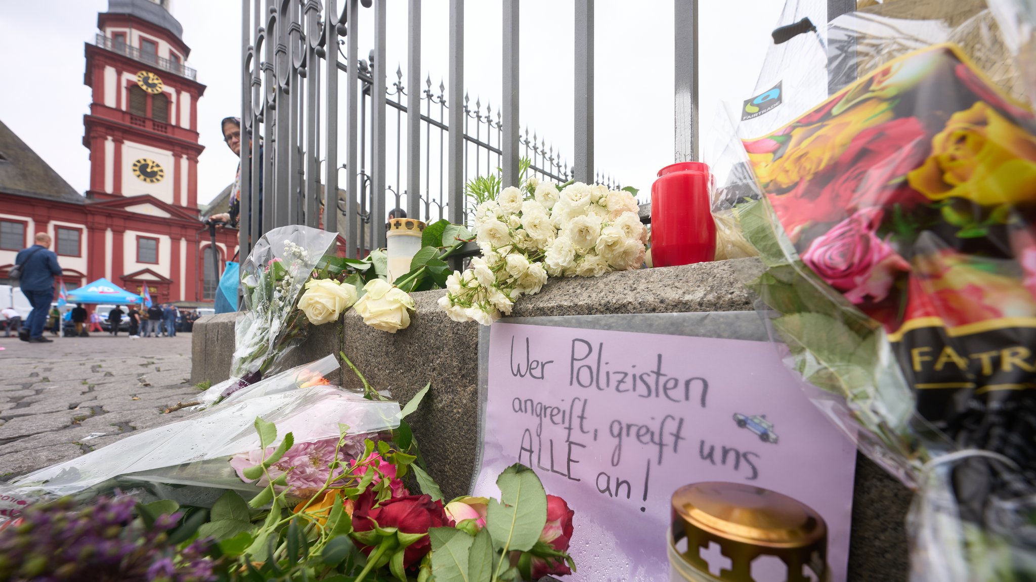 Nach der Messerattacke mit mehreren Verletzten in Mannheim erinnern Kerzen und Blumen an die Opfer.