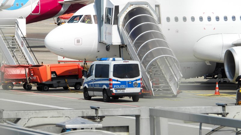 Abschiebung an einem Flughafen (Symbolbild) | Bild: pa/ABBfoto Abschiebung an einem Flughafen (Symbolbild)