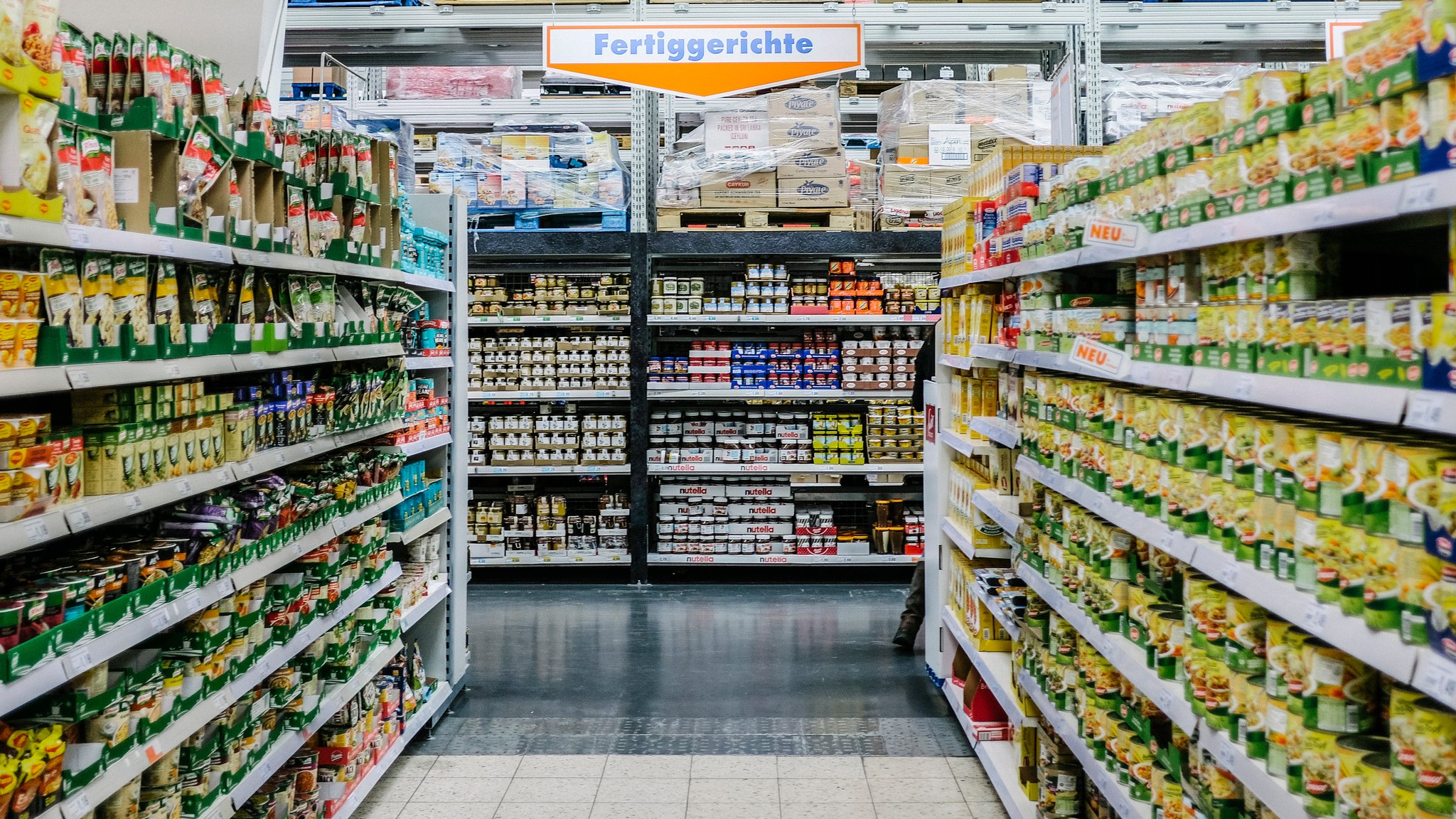 Regale mit Fertiggerichten in einem Supermarkt (Symbolbild)