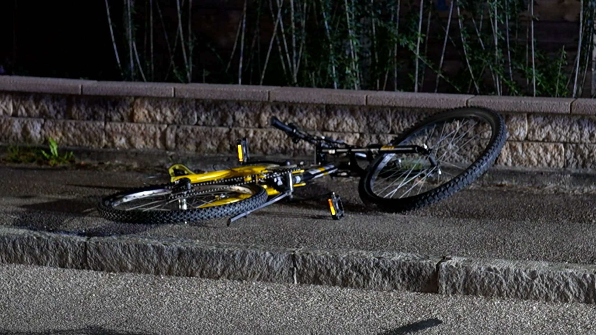 Ein unbekannter Autofahrer hat in Schrobenhausen einen zwölfjährigen Radfahrer angefahren. Danach war er vom Unfallort geflohen und ließ den Jungen lebensgefährlich verletzt am Straßenrand liegen. Die Polizei bittet die Bevölkerung um Mithilfe | Bild: Vifogra Ein unbekannter Autofahrer hat in Schrobenhausen einen zwölfjährigen Radfahrer angefahren. Danach war er vom Unfallort geflohen und ließ den Jungen lebensgefährlich verletzt am Straßenrand liegen. Die Polizei bittet die Bevölkerung um Mithilfe