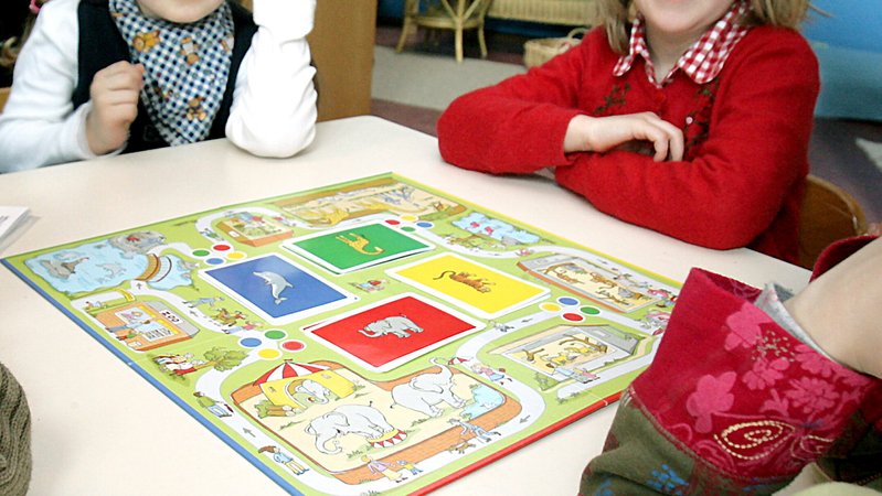 Kindergartenkinder spielen ein Sprachspiel | Bild: picture-alliance/ dpa | Federico Gambarini Kindergartenkinder spielen ein Sprachspiel