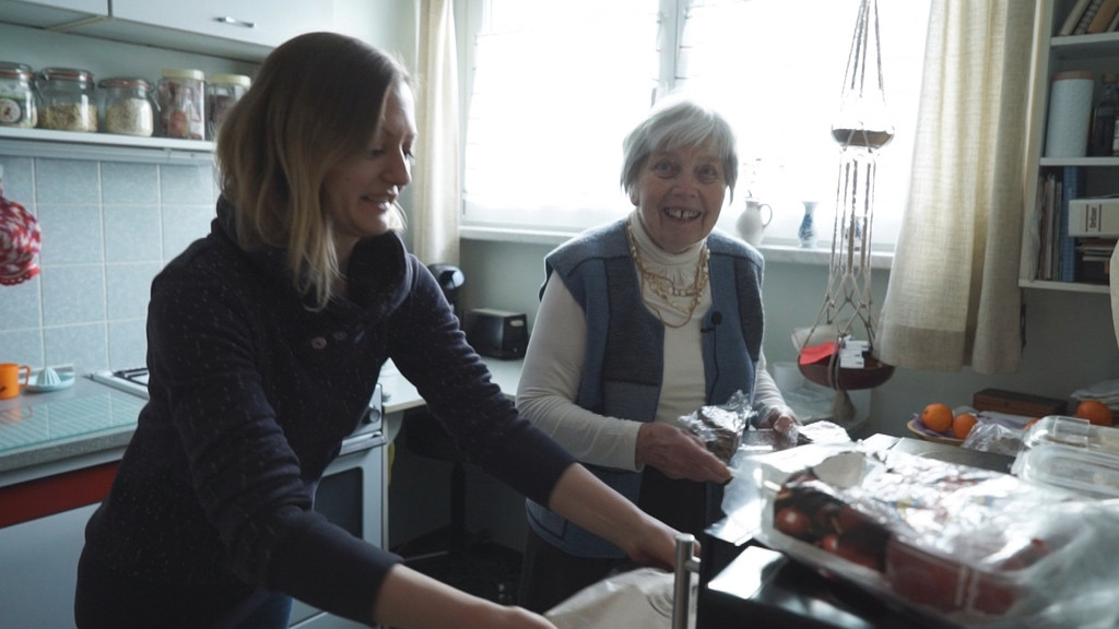 Beim Projekt "Wohnen für Hilfe" helfen Mitbewohner Senioren im Alltag und wohnen dafür günstig - wie hier Katharina Myronets (li.), die bei Eva Schönauer lebt. 