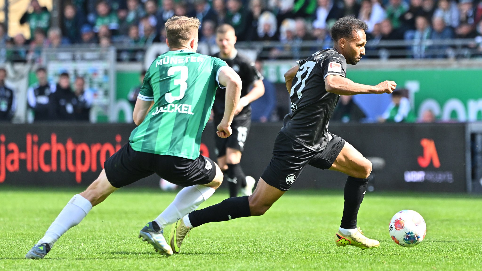 Paul Jaeckel (Münster) und Julian Green (Fürth) im Zweikampf