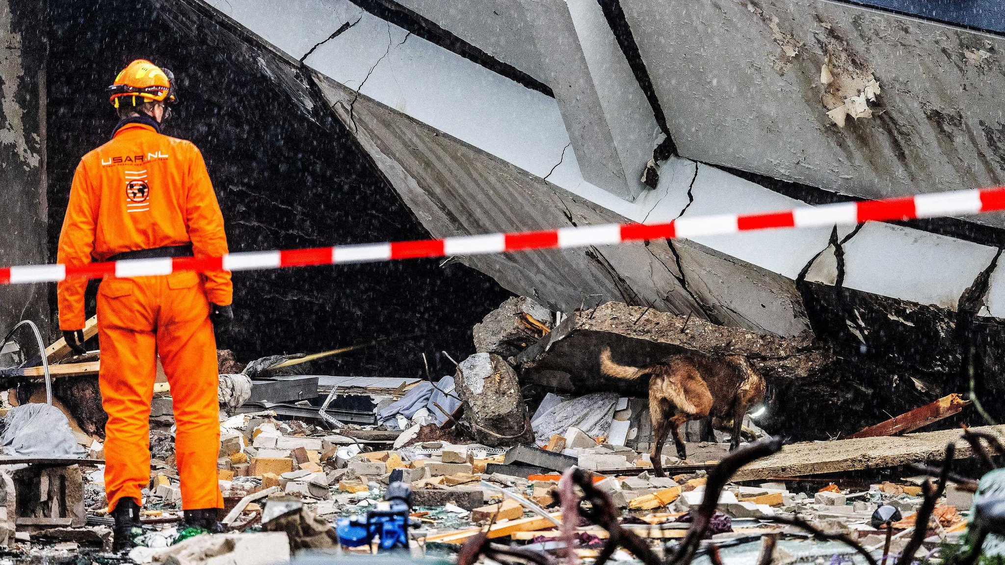 Eine Explosion hat in der niederländischen Hauptstadt Den Haag mehrere Wohnungen zerstört. Unter den Trümmern wird nach Vermissten gesucht.