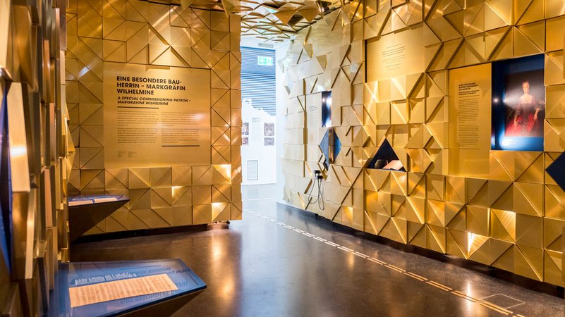 Blick ins Innere des Museums mit goldener Wandinstallation 
