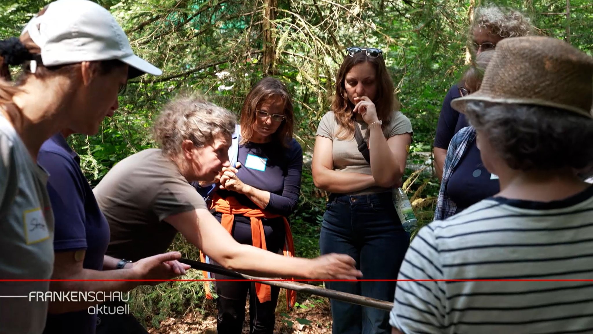 Frauen begutachten beim Waldbesitzerinnentag eine Bodenprobe im Gramschatzer Wald.