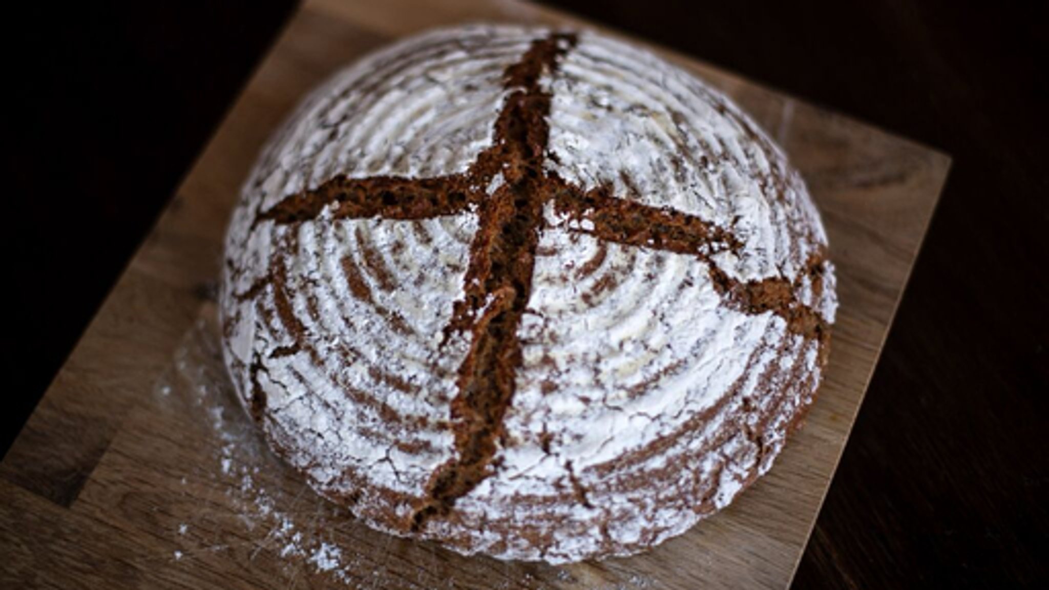 Ein Sauerteigbrot liegt auf einem Tisch