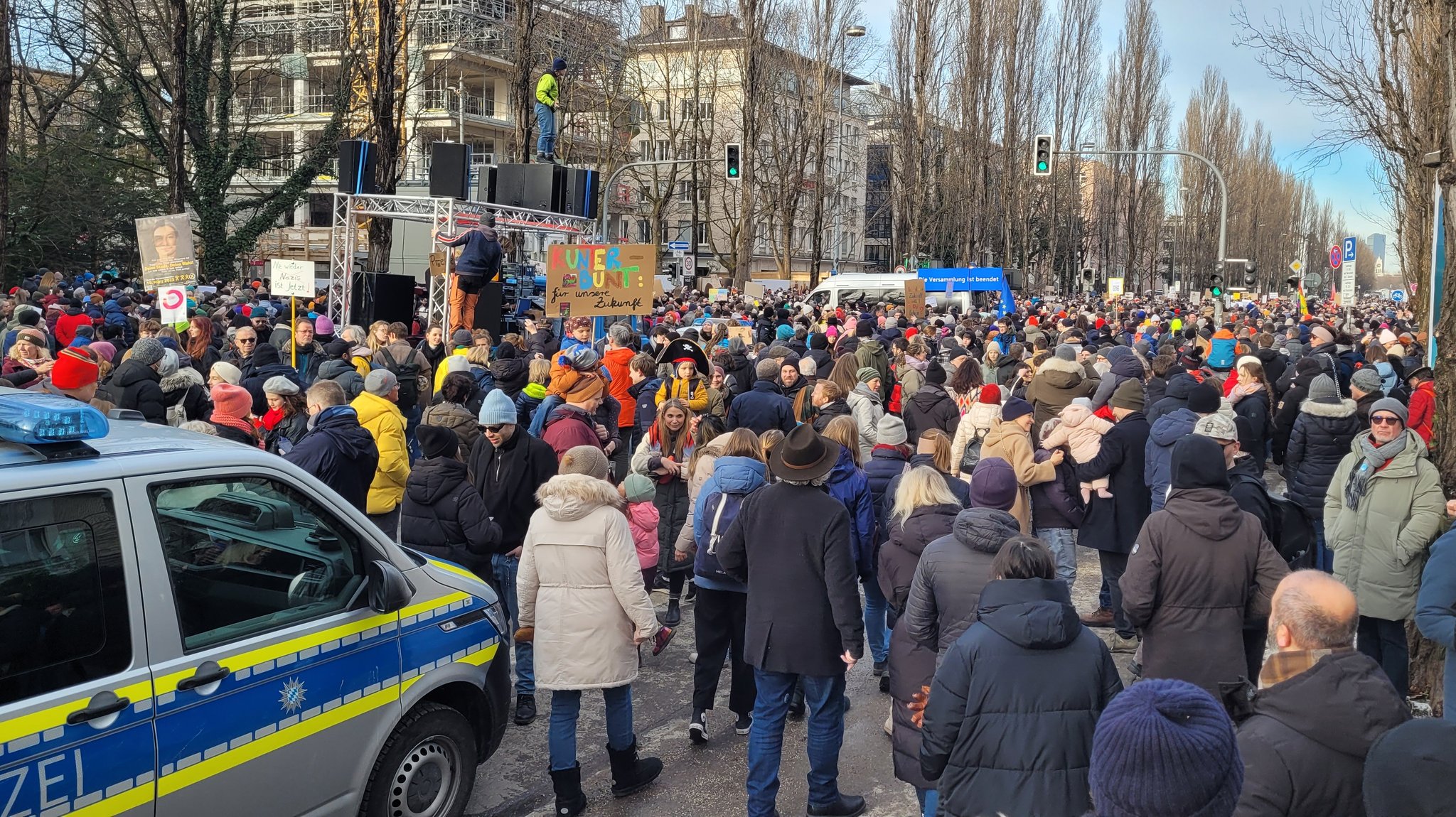 Als weit über 100.000 Menschen im Januar 2024 auf der Münchner Leopoldstraße gegen Rechts demonstrierten, kam selbst die Polizei kaum durch.