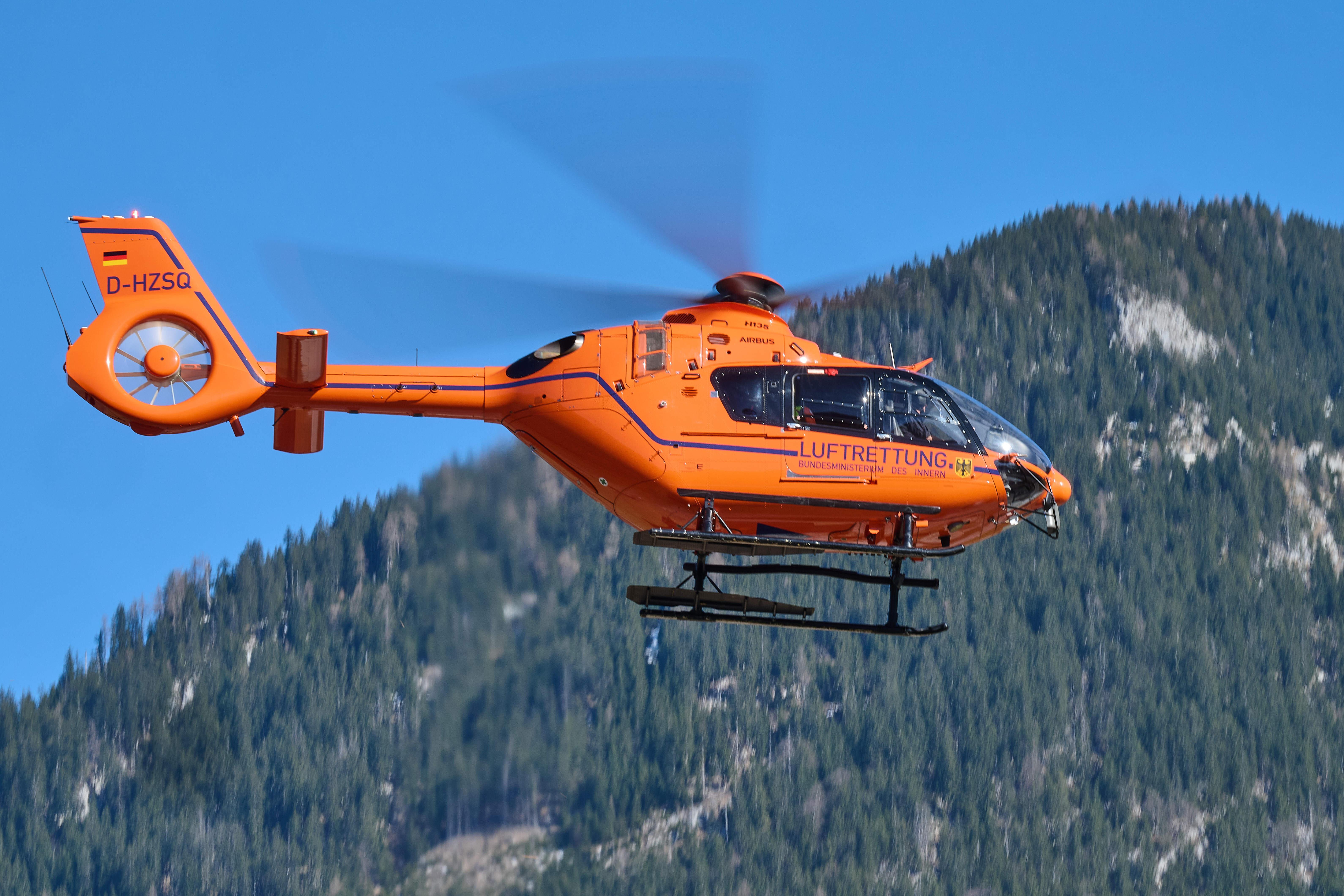 Berchtesgaden, Deutschland 28.02.2026: Im Bild: Berchtesgadener Alpen. Nach einem Lawinenabgang unterhalb des Windschartenkopfes sind ein Polizeihubschrauber sowie ein Rettungshubschrauber der Bergwacht im Anflug auf das alpine Einsatzgebiet zu sehen.