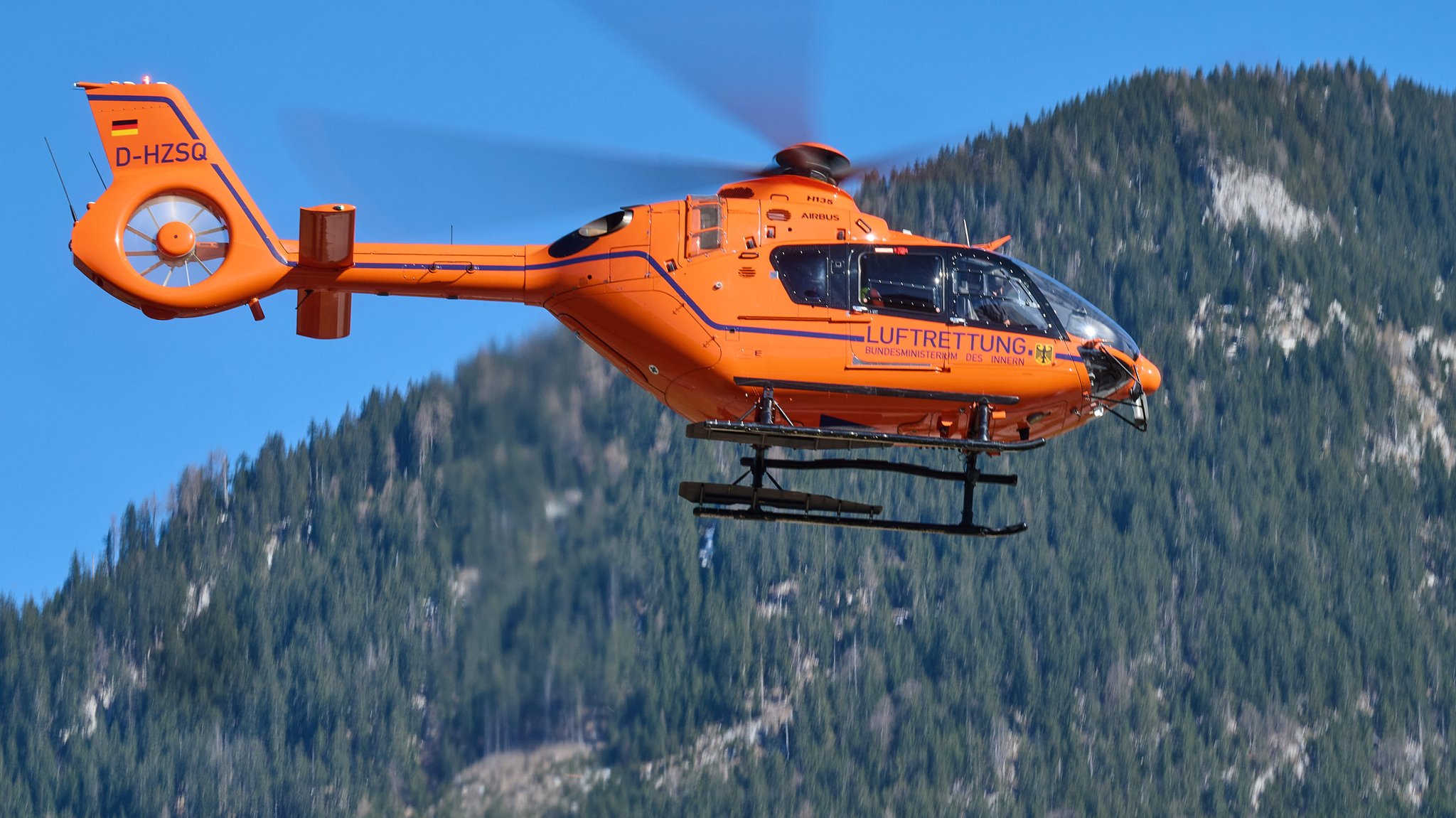 Berchtesgaden, Deutschland 28.02.2026: Im Bild: Berchtesgadener Alpen. Nach einem Lawinenabgang unterhalb des Windschartenkopfes sind ein Polizeihubschrauber sowie ein Rettungshubschrauber der Bergwacht im Anflug auf das alpine Einsatzgebiet zu sehen.