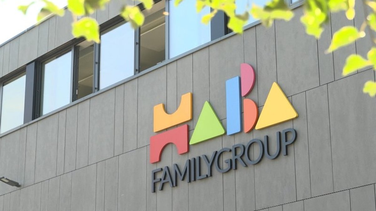 "HABA Familygroup" steht auf der Fassade eines Gebäudes.