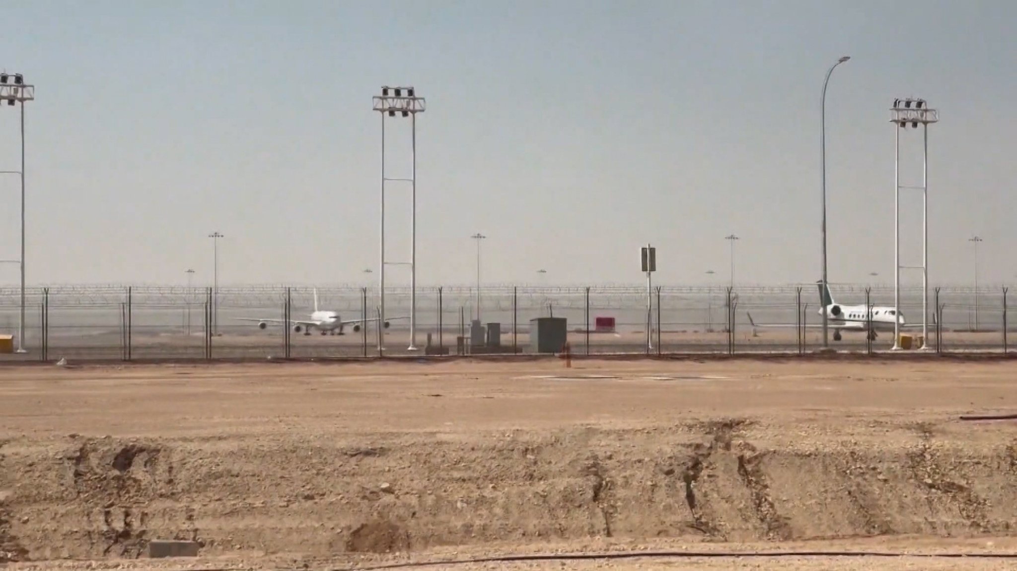 (Symbolbild) Die Huthi-Miliz hat erneut den Flughafen der saudischen Hauptstadt Riad beschossen. | Bild: Bayerischer Rundfunk 2026 (Symbolbild) Die Huthi-Miliz hat erneut den Flughafen der saudischen Hauptstadt Riad beschossen.