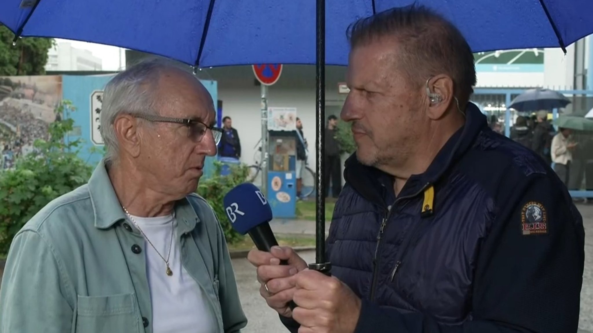 Hans Sitzberger (links) im Gespräch mit Reporter Taufig Khalil | Bild: BR24Sport Hans Sitzberger (links) im Gespräch mit Reporter Taufig Khalil